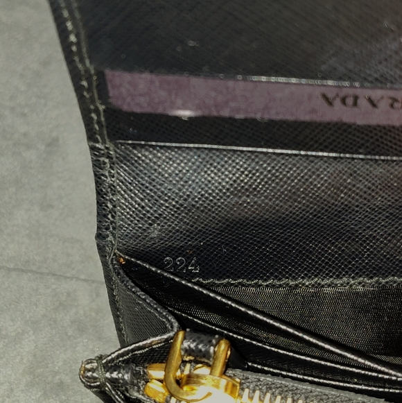 PRADA MT49 SAFFIANO LEATHER BLACK & WHITE COLORBLOCK BI-FOLD LONG WALLET EUC - Picture 17 of 17